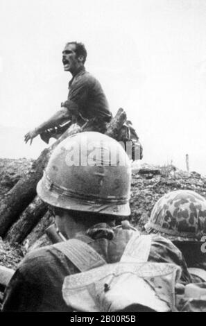 Cambodge: Sean Flynn, photojournaliste américain, croyait tué par les Khmers rouges en avril 1970. Sean Flynn est arrivé au Vietnam du Sud en janvier 1966, en tant que photojournaliste indépendant. Ses photos ont bientôt été publiées dans le monde entier et il s'est fait un nom pour lui-même comme l'un de ces photojournalistes à haut risque qui feraient n'importe quoi pour obtenir les meilleures photos, voire pour aller au combat. Le 6 avril 1970, lors d'un voyage en moto au Cambodge, Flynn et Dana Stone ont été capturés par les guérilleros Khmers rouges à un barrage routier de l'autoroute un. Ils n'ont jamais été entendus de nouveau et ont probablement été exécutés. Banque D'Images