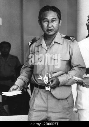 Cambodge: Le général Lon Nol a mené un coup d'État militaire contre le prince Norodom Sihanouk et est devenu président de la République khmère (1970-1975). LON Nol (​November 13, 1913 – 17 novembre 1985) était un homme politique et un soldat cambodgien qui a été Premier ministre du Cambodge deux fois, et qui a été à plusieurs reprises ministre de la Défense. Il a mené un coup d'État militaire contre le prince Norodom Sihanouk et est devenu président de la République khmère. LON Nol a fui le Cambodge en avril 1975, s'établissant d'abord à Hawaii, puis à Fullerton, en Californie. Il est décédé le 17 novembre 1985. Banque D'Images