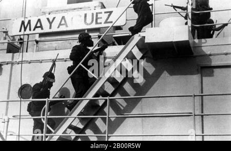 Cambodge: L'incident de Mayaguez, du 12 au 15 mai 1975. LES Marines DES ÉTATS-UNIS embarquent à bord du Mayaguez. Le 12 mai 1975, les Khmers rouges ont saisi l'USS Mayaguez et son équipage dans les eaux territoriales cambodgiennes alors qu'ils étaient en route vers la Thaïlande. Les États-Unis ont lancé pour la première fois une mission de sauvetage qui s'est terminée par un désastre après l'accident d'un hélicoptère. Un assaut massif a été lancé le 14-15 mai et la majorité de l'équipage a été sauvée de l'île de Koh Tang, mais pas avant que les deux parties aient perdu plus d'une douzaine de victimes. L'incident de Mayaguez a marqué la dernière implication officielle des États-Unis dans la guerre du Vietnam. Banque D'Images