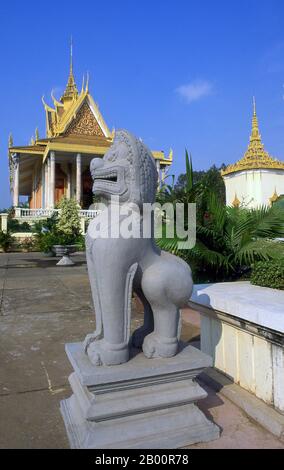 Cambodge: Statues de Singha ou de lion dans le complexe de la Pagode d'argent, Palais Royal et Pagode d'argent, Phnom Penh. Le Palais Royal (Preah Barum Reacha Veang Nei Preah Reacheanachak Kampuchea) et la Pagode d'argent, à Phnom Penh, est un complexe de bâtiments qui sert de résidence royale du roi du Cambodge. Son nom complet en langue khmère est Preah Barom Reachea Veang Chaktomuk. Les rois du Cambodge l'ont occupé depuis qu'il a été construit dans les années 1860, avec une période d'absence quand le pays est entré dans la tourmente pendant et après le règne des Khmers rouges. Banque D'Images