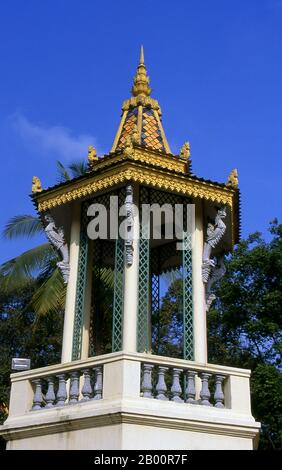 Cambodge: Le beffroi utilisé pour les cérémonies d'ouverture et de clôture et le temple lui-même, le Palais Royal et la Pagode d'argent, Phnom Penh. Le Palais Royal (Preah Barum Reacha Veang Nei Preah Reacheanachak Kampuchea) et la Pagode d'argent, à Phnom Penh, est un complexe de bâtiments qui sert de résidence royale du roi du Cambodge. Son nom complet en langue khmère est Preah Barom Reachea Veang Chaktomuk. Les rois du Cambodge l'ont occupé depuis qu'il a été construit dans les années 1860, avec une période d'absence quand le pays est entré dans la tourmente pendant et après le règne des Khmers rouges. Banque D'Images