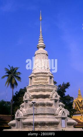 Cambodge: Chedi du roi Suramari et de la reine Kossomak, Palais Royal et Pagode d'argent, Phnom Penh. Le Palais Royal (Preah Barum Reacha Veang Nei Preah Reacheanachak Kampuchea) et la Pagode d'argent, à Phnom Penh, est un complexe de bâtiments qui sert de résidence royale du roi du Cambodge. Son nom complet en langue khmère est Preah Barom Reachea Veang Chaktomuk. Les rois du Cambodge l'ont occupé depuis qu'il a été construit dans les années 1860, avec une période d'absence quand le pays est entré dans la tourmente pendant et après le règne des Khmers rouges. Banque D'Images