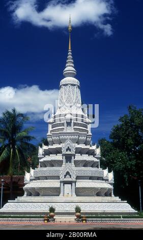 Cambodge: Chedi du roi Suramari et de la reine Kossomak, Palais Royal et Pagode d'argent, Phnom Penh. Le Palais Royal (Preah Barum Reacha Veang Nei Preah Reacheanachak Kampuchea) et la Pagode d'argent, à Phnom Penh, est un complexe de bâtiments qui sert de résidence royale du roi du Cambodge. Son nom complet en langue khmère est Preah Barom Reachea Veang Chaktomuk. Les rois du Cambodge l'ont occupé depuis qu'il a été construit dans les années 1860, avec une période d'absence quand le pays est entré dans la tourmente pendant et après le règne des Khmers rouges. Banque D'Images