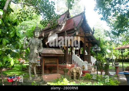 Thaïlande : Maison Esprit du roi Mangrai, Wiang Kum Kam, Chiang Mai. Abandonné à la fin du 13ème siècle ce, et maintenant en ruines, Wiang Kum Kam était autrefois la capitale de la région du nord de la Thaïlande, et est situé juste au sud de Chiang Mai. Il a été construit par le roi Mangrai à un certain moment au XIIIe siècle après sa victoire sur le royaume Hariphunchai de Lamphun d'aujourd'hui. Cependant, après que la ville ait inondé plusieurs fois, Mangrai a décidé de relocaliser la capitale de son royaume, et l'a déplacée plus au nord sur le fleuve Ping vers un site qui est maintenant la ville de Chiang Mai. Banque D'Images