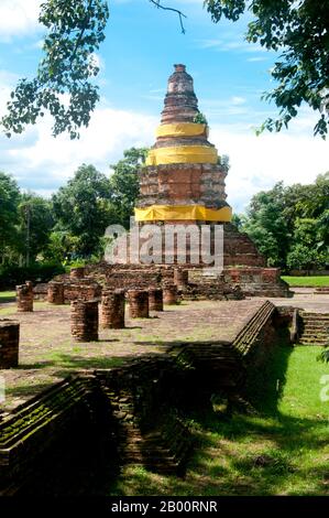Thaïlande: Wat E-Kang, Wiang Kum Kam, Chiang Mai. Abandonné à la fin du 13ème siècle ce, et maintenant en ruines, Wiang Kum Kam était autrefois la capitale de la région du nord de la Thaïlande, et est situé juste au sud de Chiang Mai. Il a été construit par le roi Mangrai à un certain moment au XIIIe siècle après sa victoire sur le royaume Hariphunchai de Lamphun d'aujourd'hui. Cependant, après que la ville ait inondé plusieurs fois, Mangrai a décidé de relocaliser la capitale de son royaume, et l'a déplacée plus au nord sur le fleuve Ping vers un site qui est maintenant la ville de Chiang Mai. Banque D'Images
