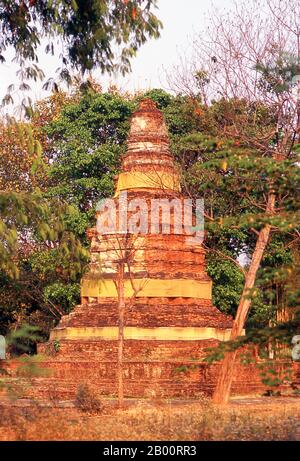Thaïlande: Wat E-Kang, Wiang Kum Kam, Chiang Mai. Abandonné à la fin du 13ème siècle ce, et maintenant en ruines, Wiang Kum Kam était autrefois la capitale de la région du nord de la Thaïlande, et est situé juste au sud de Chiang Mai. Il a été construit par le roi Mangrai à un certain moment au XIIIe siècle après sa victoire sur le royaume Hariphunchai de Lamphun d'aujourd'hui. Cependant, après que la ville ait inondé plusieurs fois, Mangrai a décidé de relocaliser la capitale de son royaume, et l'a déplacée plus au nord sur le fleuve Ping vers un site qui est maintenant la ville de Chiang Mai. Banque D'Images