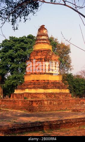Thaïlande: Wat E-Kang, Wiang Kum Kam, Chiang Mai. Abandonné à la fin du 13ème siècle ce, et maintenant en ruines, Wiang Kum Kam était autrefois la capitale de la région du nord de la Thaïlande, et est situé juste au sud de Chiang Mai. Il a été construit par le roi Mangrai à un certain moment au XIIIe siècle après sa victoire sur le royaume Hariphunchai de Lamphun d'aujourd'hui. Cependant, après que la ville ait inondé plusieurs fois, Mangrai a décidé de relocaliser la capitale de son royaume, et l'a déplacée plus au nord sur le fleuve Ping vers un site qui est maintenant la ville de Chiang Mai. Banque D'Images