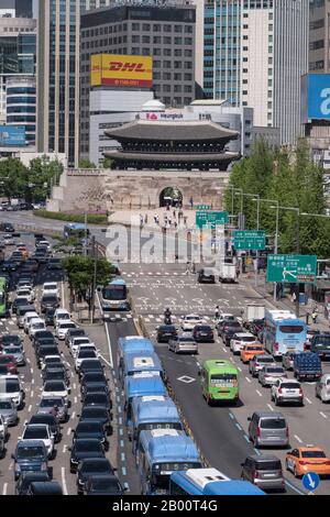 Corée Du Sud, Séoul : La Porte Sungnyemun. Au premier plan, l'artère centrale Sejong daero Banque D'Images