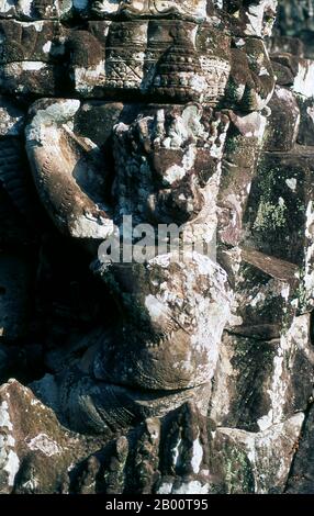 Cambodge: Un coin garuda sur le Bayon, Angkor Thom le Bayon était à l'origine le temple officiel de l'état du roi bouddhiste Mahayana Jayavarman VII Le Bayon, au centre d'Angkor Thom (Grande ville), fut fondé au XIIe siècle par le roi Jayavarman VII Angkor Thom, signifiant "la Grande ville", est situé à un mile au nord d'Angkor Wat. Il a été construit à la fin du 12ème siècle ce par le roi Jayavarman VII, et couvre une superficie de 9 km², à l'intérieur de laquelle sont situés plusieurs monuments des époques antérieures ainsi que ceux établis par Jayavarman et ses successeurs. Banque D'Images