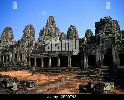 Cambodge: La galerie intérieure sud et le sanctuaire central, le Bayon, Angkor Thom. Angkor Thom est situé à 1,5 km au nord d'Angkor Wat. Il a été construit à la fin du XIIe siècle par le roi Jayavarman VII, et couvre une superficie de 9 km², à l'intérieur desquels sont situés plusieurs monuments des époques antérieures ainsi que ceux établis par Jayavarman et ses successeurs. On croit qu'il a soutenu une population de 80,000 à 150,000 personnes. Au centre de la ville se trouve le temple d'état de Jayavarman, le Bayon, avec les autres sites principaux regroupés autour de la place de la victoire immédiatement au nord. Banque D'Images