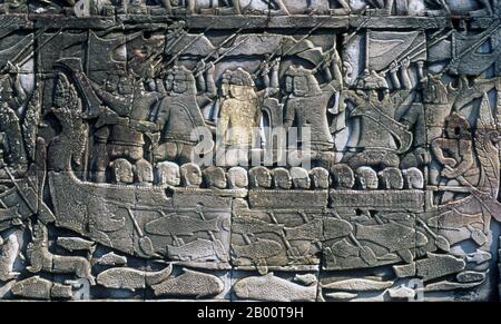 Cambodge: Un navire de guerre Cham dans une bataille avec les forces Khmers sur le Tonle SAP, bas-relief, le Bayon, Angkor Thom. Angkor Thom est situé à 1,5 km au nord d'Angkor Wat. Il a été construit à la fin du XIIe siècle par le roi Jayavarman VII, et couvre une superficie de 9 km², à l'intérieur desquels sont situés plusieurs monuments des époques antérieures ainsi que ceux établis par Jayavarman et ses successeurs. On croit qu'il a soutenu une population de 80,000 à 150,000 personnes. Au centre de la ville se trouve le temple d'état de Jayavarman, le Bayon, avec les autres sites principaux regroupés autour de la place de la victoire. Banque D'Images