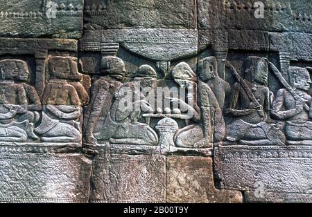 Cambodge: Une partie d'échecs, bas-relief, le Bayon, Angkor Thom. Le Bayon était à l'origine le temple officiel du roi bouddhiste Mahayana Jayavarman VII Le Bayon, au centre d'Angkor Thom (Grande ville), fut fondé au XIIe siècle par le roi Jayavarman VII Angkor Thom, signifiant "la Grande ville", est situé à un mile au nord d'Angkor Wat. Il a été construit à la fin du 12ème siècle ce par le roi Jayavarman VII, et couvre une superficie de 9 km², à l'intérieur de laquelle sont situés plusieurs monuments des époques antérieures ainsi que ceux établis par Jayavarman et ses successeurs. Banque D'Images