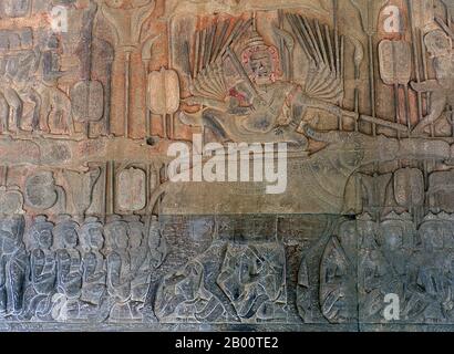 Cambodge: Yama (dix-huit-armés dirigeant de l'Enfer) manèges un buffle, le ciel hindou et l'Enfer bas-reliefs dans la galerie du Sud, bas-relief, Angkor Wat. Angkor Wat a été construit pour le roi Suryavarman II (gouverné 1113-50) au début du XIIe siècle comme son temple d'état et capitale. En tant que temple le mieux préservé du site d'Angkor, il est le seul à être resté un important centre religieux depuis sa fondation – d'abord hindou, dédié au dieu Vishnu, puis bouddhiste. Banque D'Images