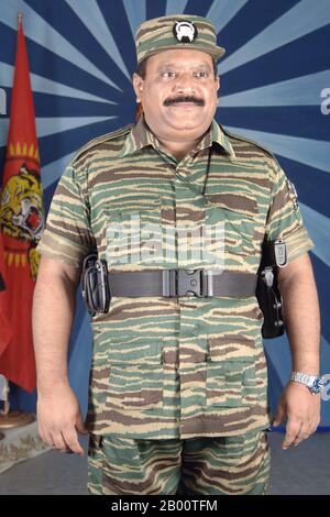 Sri Lanka : Vellupillai Prabhakaran (1954-2009), fondateur et chef des Tigres de libération de l'Eelam tamoul (LTTE). Les Tigres de libération de l'Eelam tamoul, communément appelés LTTE ou Tigres tamouls, sont une organisation séparatiste anciennement basée dans le nord du Sri Lanka. Fondée en mai 1976 par Velupillai Prabhakaran, elle a mené une violente campagne sécessionniste qui a cherché à créer l'Eelam tamoul, un État indépendant dans le nord et l'est du Sri Lanka. Cette campagne s'est transformée en la guerre civile au Sri Lanka, qui était l'un des plus longs conflits armés en Asie jusqu'à la défaite des LTTE en 2009. Banque D'Images