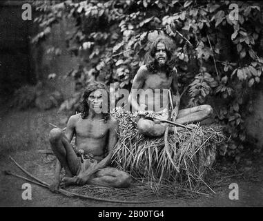 Sri Lanka : deux hommes Veddha avec des arcs et des flèches. Photo de Charles T. Scowen (1852-1948), fin du XIXe siècle. Les Wanniyala-Aetto, ou 'peuple forestier', plus communément connu sous le nom de Veddas ou Veddahs, sont des peuples autochtones du Sri Lanka, une nation insulaire de l'océan Indien; ils n'ont jamais été nombreux et sont maintenant peu nombreux. Sri Lanka a toujours été un important port et un poste commercial dans le monde ancien, et est de plus en plus fréquenté par des navires marchands du Moyen-Orient, de la Perse, de la Birmanie, de la Thaïlande, de la Malaisie, de l'Indonésie et d'autres parties de l'Asie du Sud-est. Banque D'Images