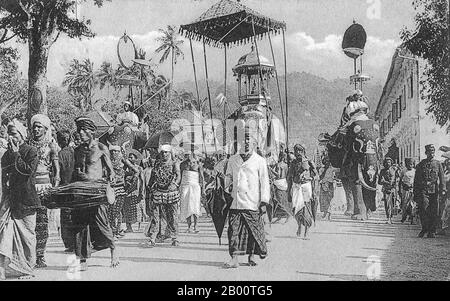 Sri Lanka : procession d'Esala Perahera à Kandy en 1841. On pense que le Esala Perahera ou «Festival de la dent», qui se tient chaque année à Kandy, est une fusion de deux «Perahera» (processions) séparées mais interconnectées, les Esala et les Dalada. Le Perahera d'Esala, qui est pensé à dater du 3ème siècle avant Jésus-Christ, a été un rituel promulgué pour demander aux dieux de la pluie. On croit que le Dalada Perahera a commencé lorsque la relique de la dent sacrée du Bouddha a été apportée au Sri Lanka depuis l'Inde au cours du 4ème siècle après J.-C. Banque D'Images