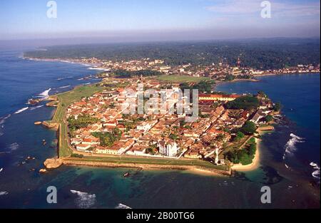 Sri Lanka : fort de Galle et péninsule depuis les airs. Cette image a été publiée dans le domaine public. Sri Lanka a toujours été un important port et un poste commercial dans le monde ancien, et est de plus en plus fréquenté par des navires marchands du Moyen-Orient, de la Perse, de la Birmanie, de la Thaïlande, de la Malaisie, de l'Indonésie et d'autres parties de l'Asie du Sud-est. Les îles étaient connues des premiers explorateurs européens d'Asie du Sud et installées par de nombreux groupes de marchands arabes et malais. Banque D'Images