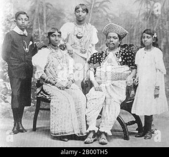 Sri Lanka: L'aristocrate de Kandyan John Henry Meedeniya (1867-1931), également connu sous le nom de J. H. Meedeniya Adigar, avec sa famille en 1905. En 1592, Kandy est devenue la capitale du dernier Royaume indépendant restant à Sri Lanka après que les régions côtières aient été conquises par les Portugais. Kandy est resté indépendant jusqu'au début du XIXe siècle. Lors de la deuxième guerre de Kandyan, les Britanniques n'ont rencontré aucune résistance et ont atteint la ville le 10 février 1815. Le 2 mars 1815, un traité connu sous le nom de convention de Kandyan a été signé entre les Britanniques et les Radalas (aristocrates de Kandyan). Banque D'Images