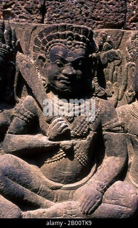 Cambodge: Bas-reliefs, la terrasse du Roi Leper, Angkor Thom. La terrasse du Roi Leper a été construite pendant le règne du Roi Jayavarman VII Angkor Thom, signifiant "la Grande ville", est situé à un mile au nord d'Angkor Wat. Il a été construit à la fin du XIIe siècle par le roi Jayavarman VII, et couvre une superficie de 9 km², à l'intérieur desquels sont situés plusieurs monuments des époques antérieures ainsi que ceux établis par Jayavarman et ses successeurs. On croit qu'il a soutenu une population de 80,000 à 150,000 personnes. Banque D'Images