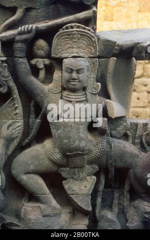 Cambodge: Bas-reliefs, la terrasse du Roi Leper, Angkor Thom. La terrasse du Roi Leper a été construite pendant le règne du Roi Jayavarman VII Angkor Thom, signifiant "la Grande ville", est situé à un mile au nord d'Angkor Wat. Il a été construit à la fin du XIIe siècle par le roi Jayavarman VII, et couvre une superficie de 9 km², à l'intérieur desquels sont situés plusieurs monuments des époques antérieures ainsi que ceux établis par Jayavarman et ses successeurs. On croit qu'il a soutenu une population de 80,000 à 150,000 personnes. Banque D'Images