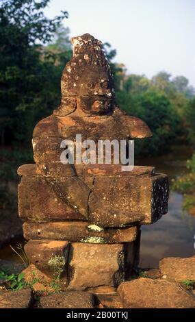 Cambodge: Asuras (divinités pécheresses), porte du Nord, Angkor Thom. Les asuras sont généralement vus en opposition aux Devas (déités bienveillantes ou anges). Angkor Thom, signifiant "la Grande ville", est situé à un mile au nord d'Angkor Wat. Il a été construit à la fin du 12ème siècle ce par le roi Jayavarman VII, et couvre une superficie de 9 km², à l'intérieur de laquelle sont situés plusieurs monuments des époques antérieures ainsi que ceux établis par Jayavarman et ses successeurs. On croit qu'il a soutenu une population de 80,000 à 150,000 personnes. Au centre de la ville se trouve le temple d'état de Jayavarman, le Bayon. Banque D'Images