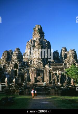 Cambodge: Le Bayon, Angkor Thom. Le Bayon était à l'origine le temple officiel du roi bouddhiste Mahayana Jayavarman VII Le Bayon, au centre d'Angkor Thom (Grande ville), fut fondé au XIIe siècle par le roi Jayavarman VII Angkor Thom, signifiant "la Grande ville", est situé à un mile au nord d'Angkor Wat. Il a été construit à la fin du 12ème siècle ce par le roi Jayavarman VII, et couvre une superficie de 9 km², à l'intérieur de laquelle sont situés plusieurs monuments des époques antérieures ainsi que ceux établis par Jayavarman et ses successeurs. Banque D'Images