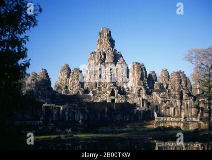 Cambodge: Le Bayon, Angkor Thom. Le Bayon était à l'origine le temple officiel du roi bouddhiste Mahayana Jayavarman VII Le Bayon, au centre d'Angkor Thom (Grande ville), fut fondé au XIIe siècle par le roi Jayavarman VII Angkor Thom, signifiant "la Grande ville", est situé à un mile au nord d'Angkor Wat. Il a été construit à la fin du 12ème siècle ce par le roi Jayavarman VII, et couvre une superficie de 9 km², à l'intérieur de laquelle sont situés plusieurs monuments des époques antérieures ainsi que ceux établis par Jayavarman et ses successeurs. Banque D'Images