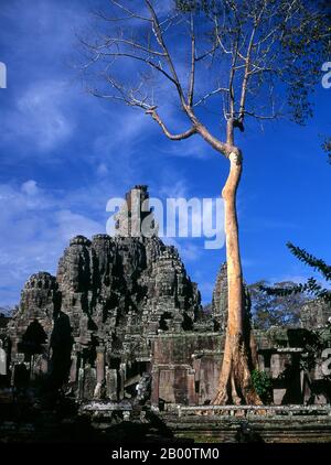 Cambodge: Le Bayon, Angkor Thom. Le Bayon était à l'origine le temple officiel du roi bouddhiste Mahayana Jayavarman VII Le Bayon, au centre d'Angkor Thom (Grande ville), fut fondé au XIIe siècle par le roi Jayavarman VII Angkor Thom, signifiant "la Grande ville", est situé à un mile au nord d'Angkor Wat. Il a été construit à la fin du 12ème siècle ce par le roi Jayavarman VII, et couvre une superficie de 9 km², à l'intérieur de laquelle sont situés plusieurs monuments des époques antérieures ainsi que ceux établis par Jayavarman et ses successeurs. Banque D'Images