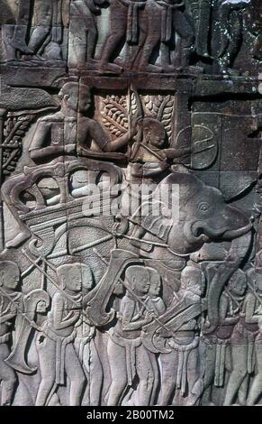 Cambodge: Bas-secours d'une procession militaire khmère avec des éléphants, le Bayon, Angkor Thom. Le Bayon était à l'origine le temple officiel du roi bouddhiste Mahayana Jayavarman VII Le Bayon, au centre d'Angkor Thom (Grande ville), fut fondé au XIIe siècle par le roi Jayavarman VII Angkor Thom, signifiant "la Grande ville", est situé à un mile au nord d'Angkor Wat. Il a été construit à la fin du XIIe siècle ce par le roi Jayavarman VII, et couvre une superficie de 9 km², dans lequel sont situés plusieurs monuments des époques antérieures ainsi que ceux construits par Jayavarman et ses successeurs. Banque D'Images