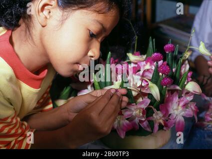 Thaïlande: Jeune fille faisant un krathong, Festival Loy Krathong, Chiang Mai. Loy Krathong se tient chaque année le jour de la pleine nuit de lune du 12ème mois dans le calendrier lunaire thaïlandais traditionnel. Dans le nord de la Thaïlande cela coïncide avec le festival Lanna connu sous le nom de Yi Peng. Le roi Mengrai fonda la ville de Chiang Mai (c'est-à-dire « nouvelle ville ») en 1296, et il succéda à Chiang Rai comme capitale du royaume de Lanna. Chiang Mai, parfois écrit comme 'Chiengmai' ou 'Chiangmai', est la plus grande et la plus importante ville culturelle dans le nord de la Thaïlande. Banque D'Images