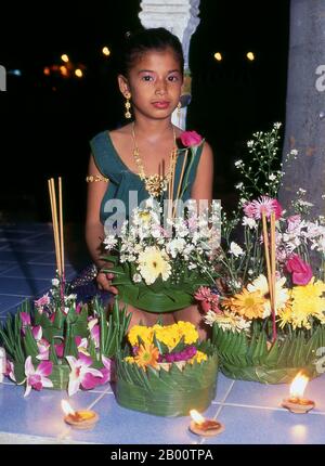 Thaïlande: Fille en vêtements traditionnels avec krathongs, Festival Loy Krathong, Chiang Mai. Loy Krathong se tient chaque année le jour de la pleine nuit de lune du 12ème mois dans le calendrier lunaire thaïlandais traditionnel. Dans le nord de la Thaïlande cela coïncide avec le festival Lanna connu sous le nom de Yi Peng. Le roi Mengrai fonda la ville de Chiang Mai (c'est-à-dire « nouvelle ville ») en 1296, et il succéda à Chiang Rai comme capitale du royaume de Lanna. Chiang Mai, parfois écrit comme 'Chiengmai' ou 'Chiangmai', est la plus grande et la plus importante ville culturelle dans le nord de la Thaïlande. Banque D'Images