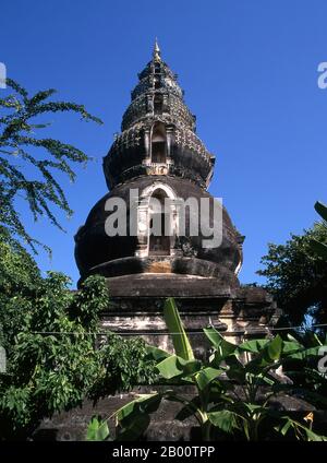 Thaïlande: chedi en forme de bol (Chedi de pastèque), Wat Ku Tao, Chiang Mai, Thaïlande du Nord. Wat Ku Tao date du XVIe siècle. Son chedi inhabituel, le «pastèque stupa», est unique dans le nord de la Thaïlande et ses voisins. Chiang Mai, parfois écrit comme 'Chiengmai' ou 'Chiangmai', est la ville la plus importante et la plus importante culturellement dans le nord de la Thaïlande, et est la capitale de la province de Chiang Mai. Il est situé à 700 km (435 mi) au nord de Bangkok, parmi les plus hautes montagnes du pays. La ville se trouve sur la rivière Ping, un affluent important de la rivière Chao Phraya. Banque D'Images