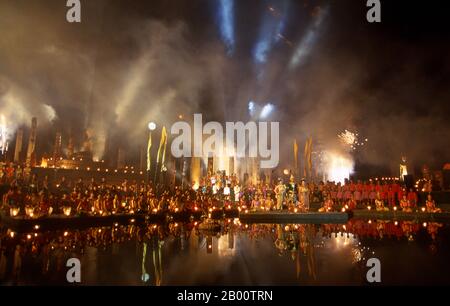 Thaïlande: Spectacle de lumière et de son pour le festival annuel de Loy Krathong, Parc historique de Sukhothai. Loy Krathong (ou Loi Krathong) est un festival célébré chaque année dans toute la Thaïlande et certaines parties du Laos pendant la pleine lune du 12 mois dans le calendrier lunaire traditionnel. Sukhothai, qui signifie littéralement 'Dawn of Happiness', était la capitale du Royaume de Sukhothai et fut fondée en 1238. Elle a été la capitale de l'Empire thaïlandais pendant environ 140 ans. Les Siamois, ou thaïlandais, se sont déplacés de leur maison ancestrale dans le sud de la Chine vers l'Asie continentale du Sud-est vers le Xe siècle EC. Banque D'Images