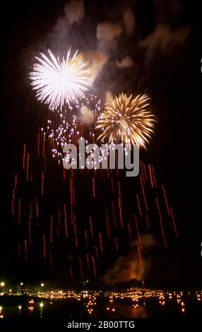 Thaïlande: Feux d'artifice au-dessus du parc historique de Sukhothai pendant le festival annuel de Loy Krathong. Loy Krathong (ou Loi Krathong) est un festival célébré chaque année dans toute la Thaïlande et certaines parties du Laos pendant la pleine lune du 12 mois dans le calendrier lunaire traditionnel. Sukhothai, qui signifie littéralement 'Dawn of Happiness', était la capitale du Royaume de Sukhothai et fut fondée en 1238. Elle a été la capitale de l'Empire thaïlandais pendant environ 140 ans. Les Siamois, ou thaïlandais, se sont déplacés de leur maison ancestrale dans le sud de la Chine vers l'Asie continentale du Sud-est vers le Xe siècle EC. Banque D'Images