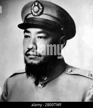 Chine : le seigneur de guerre musulman chinois Ma Bufang (1903—1975), un seigneur de guerre musulman de Hezhou (Linxia), l'un des principaux membres de la 'ma clique' du Nord-Ouest. Ma Bufang et son frère aîné Ma Buqing (1901–1977) sont nés dans le canton de Monigou, aujourd'hui, dans le comté de Linxia, à quelque 35 km à l'ouest de la ville de Linxia. Leur père Ma Qi a formé l'armée Ninghai à Qinghai en 1915 et a reçu des postes civils et militaires du Gouvernement de Beiyang à Beijing la même année, confirmant son autorité militaire et civile à Qinghai. Banque D'Images