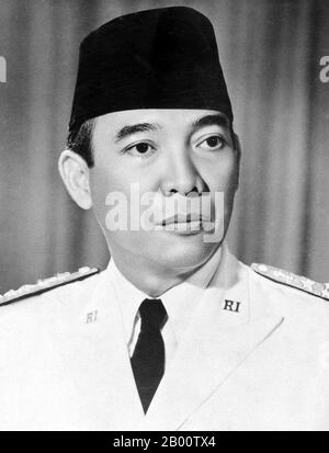 Indonésie : Sukarno (1901—1970), premier président de l'Indonésie. Sukarno est né le 6 juin 1901 à Blaitar, dans l'est de Java. Son nom était Kushno Sosrodihardjo, mais il a été renommé, selon la coutume javanaise, après avoir survécu à une maladie infantile. Son nom est souvent orthographié Soekarno après l'orthographe néerlandaise. Le 4 juillet 1927, Sukarno et quelques amis ont fondé le Partai Nasional Indonesia (PNI) en vue de lutter pour l'indépendance indonésienne. Sukarno a été condamné en tant que prisonnier politique en 1930, mais a été libéré en 1931 après que sa cause ait été largement signalée dans les Indes néerlandaises et à l'étranger. Banque D'Images