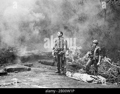 Vietnam : des soldats américains fatigués s'arrêtent pour réfléchir pendant la bataille de long Khanh, 1966. La deuxième guerre d'Indochine, connue aux États-Unis sous le nom de guerre du Vietnam, a été un conflit militaire de l'époque de la Guerre froide qui s'est produit au Vietnam, au Laos et au Cambodge du 1er novembre 1955 à la chute de Saigon le 30 avril 1975. La guerre a suivi la première Guerre d'Indochine et a été menée entre le Nord Vietnam, soutenu par ses alliés communistes, et le gouvernement du Sud Vietnam, soutenu par les États-Unis et d'autres nations anticommunistes. Banque D'Images