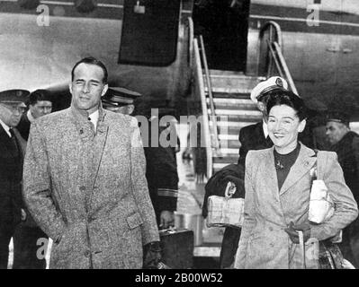 Vietnam: Le major Jean Sainteny et sa femme arrivent à l'aéroport d'Orly, Paris, peu après avoir négocié un pacte avec Ho Chi Minh qui est ensuite tombé. Jean Sainteny ou Jean Roger (29 mai 1907 à Vésinet - 25 février 1978) était un homme politique français envoyé au Vietnam après la fin de la Seconde Guerre mondiale afin d'accepter la capitulation des forces japonaises et de tenter de réintégrer le Vietnam en Indochine française. Il est parvenu à un accord avec Ho qui aurait maintenu le Vietnam dans l'Union francaise. L'accord est devenu inefficace après le bombardement français de Haiphong. Banque D'Images