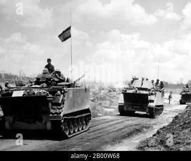 Cambodge: Les forces de l'armée de la République du Vietnam (ARVN) envahissent le Cambodge avec le soutien des États-Unis, 1970. La campagne cambodgienne (également connue sous le nom d'incursion cambodgienne) était une série d'opérations militaires menées dans l'est du Cambodge au milieu de 1970 par les États-Unis (États-Unis) et la République du Vietnam (Vietnam du Sud) pendant la guerre du Vietnam. Au total, 13 opérations majeures ont été menées par l'Armée de la République du Vietnam (ARVN) entre le 29 avril et le 22 juillet et par les forces américaines entre le 1er mai et le 30 juin. Banque D'Images