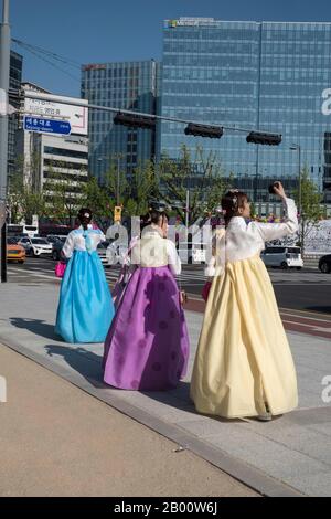 Corée du Sud, Séoul : les filles coréennes portent du hanbok, une robe traditionnelle coréenne Banque D'Images