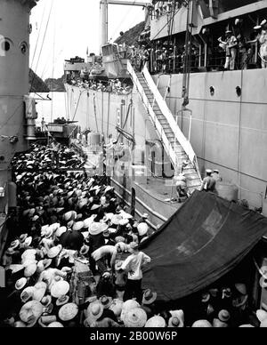 Vietnam : réfugiés fuyant Haiphong à bord de l'USS Montague en 1954 au moment du retrait français. Réfugiés du Vietnam. L'USS Montague abaisse une échelle sur le côté pour emmener les réfugiés à bord. Haiphong, août 1954. Image du domaine public par H.S. Hemphill. (Marine AMÉRICAINE). Banque D'Images