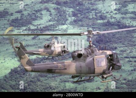 Cambodge: DES hélicoptères de combat AMÉRICAINS (USAF UH-1PS) volant clandestinement au-dessus du Cambodge en 1970. La campagne cambodgienne (également connue sous le nom d'incursion cambodgienne) était une série d'opérations militaires menées dans l'est du Cambodge au milieu de 1970 par les États-Unis (États-Unis) et la République du Vietnam (Vietnam du Sud) pendant la guerre du Vietnam. Au total, 13 opérations majeures ont été menées par l'Armée de la République du Vietnam (ARVN) entre le 29 avril et le 22 juillet et par les forces américaines entre le 1er mai et le 30 juin. Banque D'Images