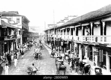 Chine : chevaux et pièges sur la route Fuzhou de Shanghai, c. 1900. L'attention internationale à Shanghai s'est accrue au XIXe siècle en raison de son potentiel économique et commercial sur le fleuve Yangtze. Pendant la première Guerre de l'opium (1839-1842), les forces britanniques détenaient temporairement la ville. La guerre s'est terminée par le Traité de Nanjing de 1842, ouvrant Shanghai et d'autres ports au commerce international. En 1863, la colonie britannique, située au sud de Suzhou creek (district de Huangpu), et la colonie américaine, au nord de Suzhou creek (district de Hongkou), se sont jointes pour former la colonie internationale. Banque D'Images