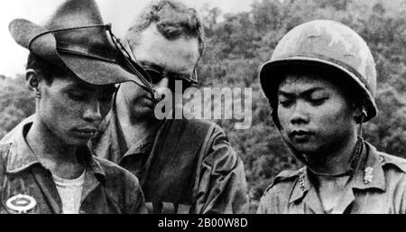 Vietnam: Armée de la République du Vietnam du Sud (ARVN) soldats avec un conseiller américain, c. 1965. La deuxième guerre d'Indochine, connue en Amérique sous le nom de guerre du Vietnam, était un conflit militaire de l'époque de la Guerre froide qui s'est produit au Vietnam, au Laos et au Cambodge du 1er novembre 1955 à la chute de Saigon le 30 avril 1975. Cette guerre a suivi la première Guerre d'Indochine et a été menée entre le Nord du Vietnam, soutenu par ses alliés communistes, et le gouvernement du Sud Vietnam, soutenu par les États-Unis et d'autres nations anticommunistes. Le gouvernement américain considérait l'implication dans la guerre comme un moyen d'empêcher un takeo communiste Banque D'Images