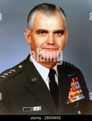 États-Unis/Vietnam : général William Westmoreland, chef d'état-major de l'armée américaine et chef du Commandement de l'assistance militaire, Vietnam (MACV). Portrait officiel du chef d'état-major de l'Armée de terre, le général William C. Westmoreland (1914-2005). William Childs Westmoreland (26 mars 1914 – 18 juillet 2005) était un général américain qui commandait les opérations militaires américaines de la guerre du Vietnam à son apogée de 1964 à 1968, avec l'offensive du Tet. Il a adopté une stratégie d'attrition contre le Front de libération nationale du Vietnam du Sud et l'Armée vietnamienne du Nord. Banque D'Images