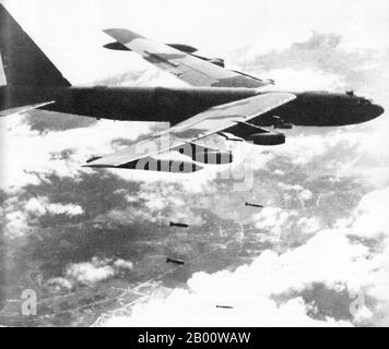Vietnam: Une USAF B-52 StratoFortress sur une bombe au-dessus du nord du Vietnam pendant l'opération linebacker II, 1972. L'opération linebacker II était une campagne de bombardement aérien de la septième Force aérienne des États-Unis et de la Force opérationnelle de la Marine américaine 77, menée contre des cibles en République démocratique du Vietnam (nord du Vietnam) au cours de la dernière période d'implication des États-Unis dans la guerre du Vietnam. L'opération a eu lieu du 18 au 29 décembre 1972, ce qui a conduit à plusieurs noms informels, tels que « les raids de décembre » et « les bombes de Noël ». Elle a vu les plus grandes frappes de bombardiers lancées par l'US Air Force depuis la fin de la Seconde Guerre mondiale Banque D'Images