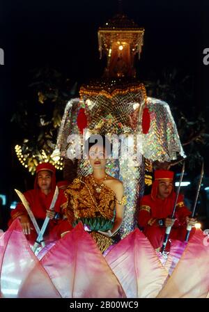 Thaïlande: Loy Krathong Parade, Loy Krathong Festival, Chiang Mai. Loy Krathong se tient chaque année le jour de la pleine nuit de lune du 12ème mois dans le calendrier lunaire thaïlandais traditionnel. Dans le nord de la Thaïlande cela coïncide avec le festival Lanna connu sous le nom de Yi Peng. Le roi Mengrai fonda la ville de Chiang Mai (c'est-à-dire « nouvelle ville ») en 1296, et il succéda à Chiang Rai comme capitale du royaume de Lanna. Chiang Mai, parfois écrit comme 'Chiengmai' ou 'Chiangmai', est la plus grande et la plus importante ville culturelle dans le nord de la Thaïlande. Banque D'Images