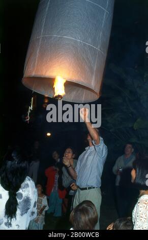 Thaïlande: Lancement d'un ballon de feu à air chaud Yi Peng (Khom Loy Fai), Festival Loy Krathong, Chiang Mai. Loy Krathong se tient chaque année le jour de la pleine nuit de lune du 12ème mois dans le calendrier lunaire thaïlandais traditionnel. Dans le nord de la Thaïlande cela coïncide avec le festival Lanna connu sous le nom de Yi Peng. Le roi Mengrai fonda la ville de Chiang Mai (c'est-à-dire « nouvelle ville ») en 1296, et il succéda à Chiang Rai comme capitale du royaume de Lanna. Chiang Mai, parfois écrit comme 'Chiengmai' ou 'Chiangmai', est la plus grande et la plus importante ville culturelle dans le nord de la Thaïlande. Banque D'Images