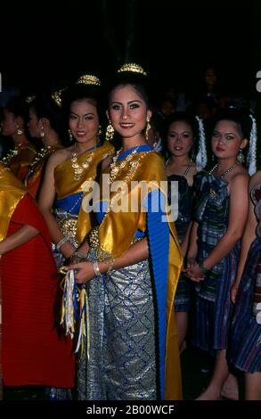 Thaïlande: Loy Krathong Parade, Loy Krathong Festival, Chiang Mai. Loy Krathong se tient chaque année le jour de la pleine nuit de lune du 12ème mois dans le calendrier lunaire thaïlandais traditionnel. Dans le nord de la Thaïlande cela coïncide avec le festival Lanna connu sous le nom de Yi Peng. Le roi Mengrai fonda la ville de Chiang Mai (c'est-à-dire « nouvelle ville ») en 1296, et il succéda à Chiang Rai comme capitale du royaume de Lanna. Chiang Mai, parfois écrit comme 'Chiengmai' ou 'Chiangmai', est la plus grande et la plus importante ville culturelle dans le nord de la Thaïlande. Banque D'Images