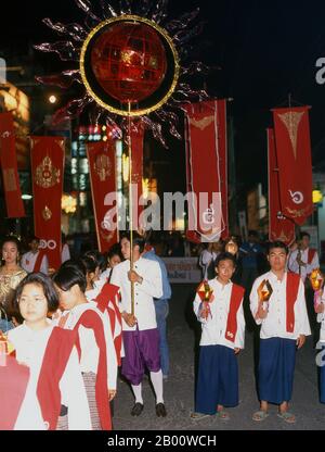 Thaïlande: Loy Krathong Parade, Loy Krathong Festival, Chiang Mai. Loy Krathong se tient chaque année le jour de la pleine nuit de lune du 12ème mois dans le calendrier lunaire thaïlandais traditionnel. Dans le nord de la Thaïlande cela coïncide avec le festival Lanna connu sous le nom de Yi Peng. Le roi Mengrai fonda la ville de Chiang Mai (c'est-à-dire « nouvelle ville ») en 1296, et il succéda à Chiang Rai comme capitale du royaume de Lanna. Chiang Mai, parfois écrit comme 'Chiengmai' ou 'Chiangmai', est la plus grande et la plus importante ville culturelle dans le nord de la Thaïlande. Banque D'Images